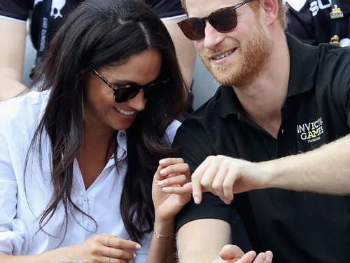 Meghan Markle Pakai Cincin  Tunangan dengan Berlian  Putri Diana