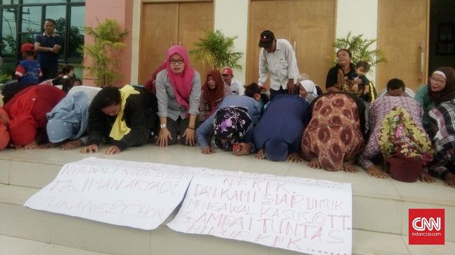 Warga Sujud Syukur Usai Penahanan Wali Kota Cilegon