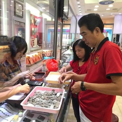 So Sweet! Pria Nabung Uang Koin 2 Tahun Demi Beli Kado Perhiasan untuk Istri So Sweet! Pria Nabung Uang Koin 2 Tahun Demi Beli Kado Perhiasan untuk Istri