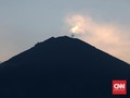Asap Putih Kian Intens, Indikasi Kawah G. Agung Mulai Retak