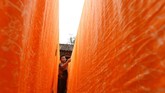 Kain Batik Cikadu yang terinspirasi dari budaya khas warga Pandeglang ini dijual Rp100 ribu hingga Rp2 juta per lembar.