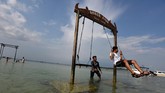 Di Pantai Beach Club juga terdapat ayunan di tengah air, yang menjadi lokasi wajib berfoto selfie para turis yang datang.