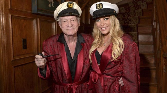 Sang Istri Masih Belum Percaya Hugh Hefner Telah Pergi