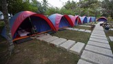 Tanjung Lesung berjarak sekitar tiga jam perjalanan dari Jakarta, atay 30 menit dari Pantai Carita. Banyak turis dari ibu kota yang berlibur singkat saat akhir pekan di sini.
