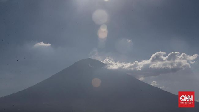 PVMBG Berharap Rekahan Gunung Agung Tak Mengarah ke Letusan