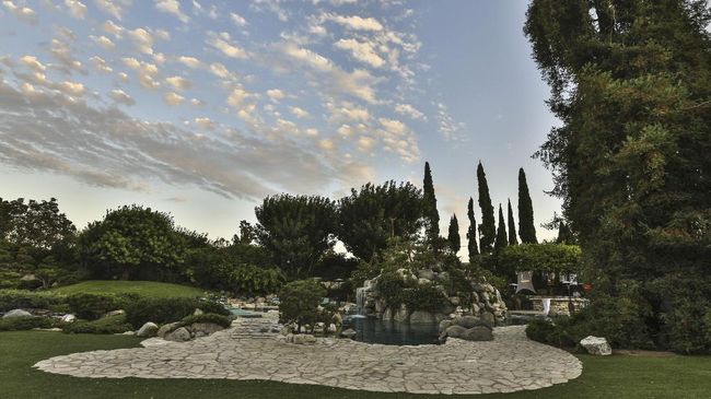 Tetangga Hugh Hefner Bakal Rawat 'Legenda' Playboy Mansion