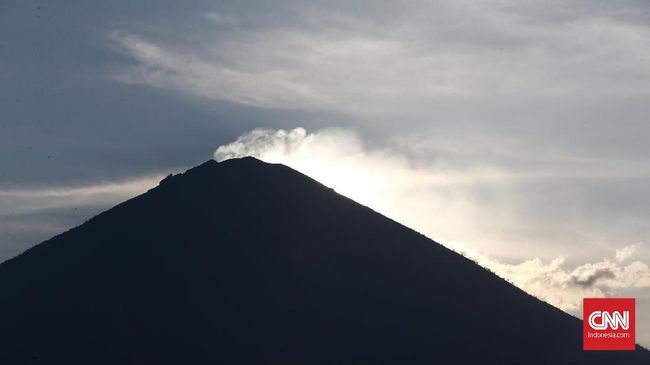 BNPB Pasang Enam Sirene Peringatan Gunung Agung Meletus