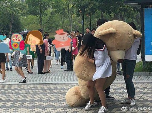 Viral, Pria Tajir Nembak Cewek dengan Bawa Boneka Raksasa Tapi Ditolak Viral, Pria Tajir Nembak Cewek dengan Bawa Boneka Raksasa Tapi Ditolak
