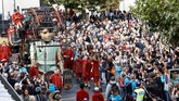 Boneka tersebut merupakan karya dari kelompok teater asal Perancis, Royal de Luxe.(REUTERS/Denis Balibouse)