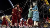 Royal de Luxe merupakan kelompok teater asal Nantes yang dibangun pada 1979. Kelompok ini sudah menciapkan boneka raksasa hingga 1993. (AFP PHOTO / Fabrice COFFRINI)
