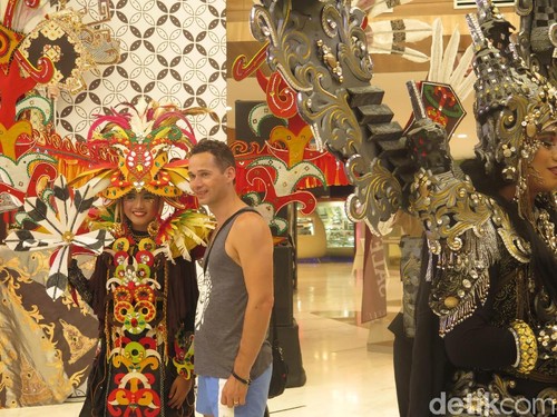 Jember Fashion Carnaval Sedot Perhatian Turis Asing di Bali Jember Fashion Carnaval Sedot Perhatian Turis Asing di Bali