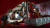 Masyarakat Syiah di Pakistan juga turut merayakan Asyura dengan turun ke jalan. Peringatan Asyura dihelat tepatnya di Kota Lahore. (AFP PHOTO/ARIF ALI)