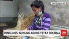 Pengungsi Gunung Agung Tetap Bekerja