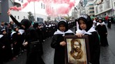 Penganut Syiah di belahan penjuru negeri merayakan Asyura. Di Istanbul, Turki, masyarakat turun ke jalan meramaikan gelaran Asyura, 30 September 2017. (REUTERS/Murad Sezer)