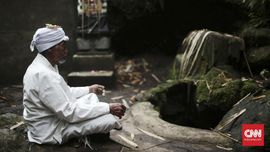 FOTO: Jro Mangku Dharma Sang Penjaga Gunung Agung
