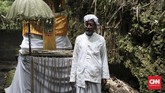 Namanya Jro Mangku Dharma (75 tahun), ia adalah salah satu Pemangku Pura Pasar Agung, yang terletak di Desa Sebudi di kaki Gunung Agung, Karangasem, Bali. (CNN Indonesia/Andry Novelino)