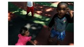 Visual tiga anak dihadirkan dari yang utuh hingga potongan-potongan dalam satu frame foto karya Albertus. Ia menyeleksi jatuhnya cahaya ke obyek, sehingga tiga elemen anak ini memiliki ceritanya masing-masing. Warna pada pakaian anak-anak juga terekam dengan baik. (Dok. Albertus Adi Setyo)