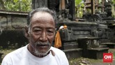 Jro Mangku Dharma mengaku keturunan Sarangpur Putih atau Hanoman. Ia mendedikasikan dirinya untuk hidup dan mati menjaga kelestarian dan Keindahan Gunung Agung, Bali. CNN Indonesia/Andry Novelino