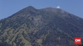 Gunung Agung yang saat ini berstatus awas adalah salah satu tempat yang paling disakralkan umat Hindu di Bali. Sebagai rohaniawan, Jro Mangku mengaku sebagai salah satu penjaga gunung itu. (CNN Indonesia/Andry NovelinoJro M