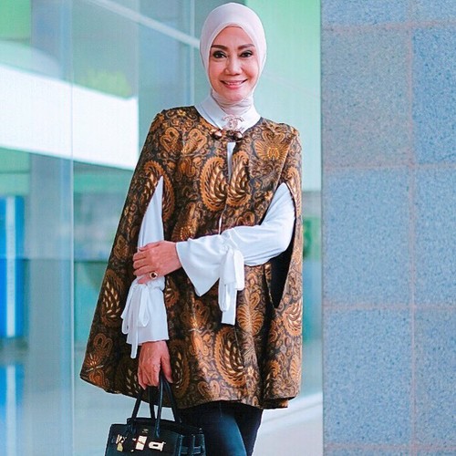 Foto Inspirasi Tampil Pakai Batik  dan Hijab  untuk ke Kantor 