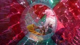 Kandhi terpikat dengan wahana permainan Balon Air. Selain warna wahana yang menjadi perhatiannya, ia mencoba membingkai aktivitas dua pengunjung perempuan dengan gestur tangan yang berbeda. Pegiat street photography bisa memaksimalkan pola framing saat menemukan obyek foto. (Dok. Kandhi Dharma B.)