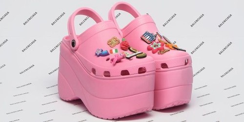 Balenciaga Buat Sepatu Mirip Crocs dengan Hak Tinggi, Netizen Nyinyir Balenciaga Buat Sepatu Mirip Crocs dengan Hak Tinggi, Netizen Nyinyir