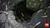 Saat warga lain mengungsi dari zona bahaya, Jro Mangku lebih memilih bertahan. Ia lebih banyak berdoa di Mendak Tirta Kayangan yang berada di lereng Gunung Agung. (CNN Indonesia/Andry Novelino)