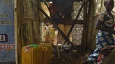 Bentuk bangunan yang mereka tinggali tampak sangat rapuh, rata-rata hanya menggunakan rangka kayu seadanya dengan dinding triplek, plastik, spanduk hingga kantung semen bekas. (ANTARA Foto/Fanny Octavianus)