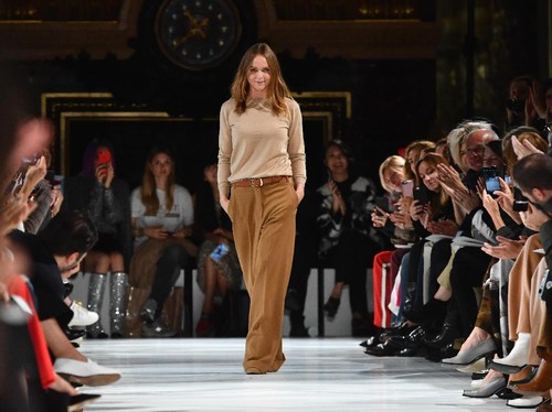 Stella McCartney Sulap Sampah Jadi Busana Modis di Paris Fashion Week Stella McCartney Sulap Sampah Jadi Busana Modis di Paris Fashion Week