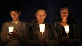 Tak hanya orang yang menjadi saksi mata kejadian, tempat peringatan itu juga dipadati oleh warga sekitar lainnya. Mereka menyalakan lilin dan berdoa bagi para korban dan keluarganya. (Reuters/Lucy Nicholson)
