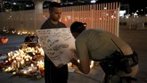 Beberapa polisi bahkan ikut mengisi lembar doa yang digalang oleh sejumlah kelompok masyarakat. (Reuters/Chris Wattie)