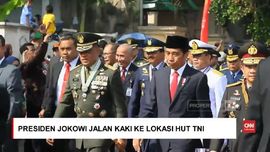VIDEO: Raut Wajah Jokowi Saat Jalan Kaki ke Lokasi HUT TNI