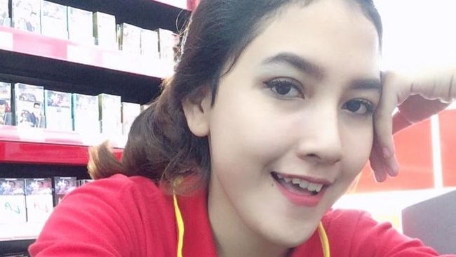 Dicibir Jadi Kasir Alfamart Wanita Cantik Ini Tetap 