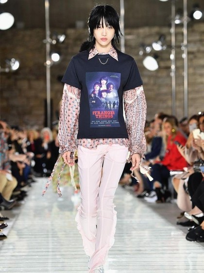 Louis Vuitton Desain T-shirt Stranger Things di Paris Fashion Week Louis Vuitton Desain T-shirt Stranger Things di Paris Fashion Week