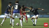 Kamboja sendiri juga cukup memberikan perlawanan. Mereka mampu mencetak gol balasan untuk memperkecil kedudukan di menit ke-48 lewat gol Chan Vantaka. (CNN Indonesia/Adhi Wicaksono)