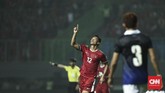 Pemain Timnas Indonesia Lerby Eliandry menjadi pemain pertama yang mencatatkan namanya di papan skor di menit ke-32. Lerby memanfaatkan umpan yang dilepaskan oleh Febri Hariyadi. (CNN Indonesia/Adhi Wicaksono).