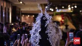 Untuk peragaannya kali ini, Rinaldy menggunakan berbagai bahan untuk aneka hiasan kepala, dari mulai plastik, daun, ranting, dan lainnya yang menyerupai dedaunan aneka ragam. (Foto: CNN Indonesia/Hesti Rika)