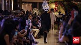 Kolaborasi hitam dan putih, menjadi simbol saling melengkapi seperti filosofi Yin dan Yang. Inilah yang diusung Rinaldy dalam peragaan koleksi aksesorinya untuk peringatan hari jadi ke-tiga, Central Department Store. (Foto: CNN Indonesia/Hesti Rika)