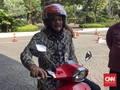 Gaya Nyentrik Djarot Tunggangi Vespa Merah ke Balai Kota
