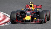 Pebalap Red Bull Racing Max Verstappen sempat memberi tekanan kepada Lewis Hamilton hingga lap terakhir, tapi pebalap asal Belanda itu gagal menyalip Hamilton hingga balapan berakhir. (REUTERS/Toru Hanai)