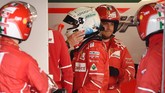 Sebastian Vettel ketika masuk paddock Ferrari usai gagal finis di GP Jepang. Vettel untuk kali kedua, setelah GP Singapura, gagal finis musim ini. (REUTERS/Kazuhiro Nogi/Pool)