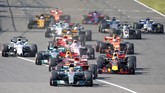 Memulai balapan GP Jepang di Sirkuit Suzuka, Minggu (8/10), dari posisi pole, Lewis Hamilton meraih start yang cukup impresif. (REUTERS/Toru Hanai)