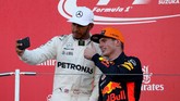Lewis Hamilton melakukan selfie dengan Max Verstappen di atas podium GP Jepang. Verstappen untuk kali kedua meraih podium setelah memenangi GP Malaysia. (REUTERS/Toru Hanai)
