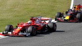 Pebalap Ferrari Sebastian Vettel sempat memberi tekanan kepada Lewis Hamilton di beberapa tikungan awal GP Jepang. (REUTERS/Toru Hanai)