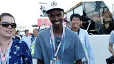 Mo Farah yang merupakan sahabat Lewis Hamilton juga turut hadir di Sirkuit Suzuka untuk mendukung langsung pebalap 32 tahun tersebut. (REUTERS/Toru Hanai)