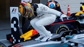 Pebalap Mercedes Lewis Hamilton merayakan kemenangan usai balapan GP Jepang. Pebalap asal Inggris itu meraih kemenangan kedelapannya musim ini. (REUTERS/Toru Hanai)