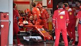 Ferrari mengambil keputusan untuk menarik Sebastian Vettel masuk paddock saat lap keempat berakhir. Pebalap asal Jerman itu pun tidak melanjutkan balapan. (REUTERS/Kazuhiro Nogi/Pool)