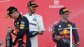 Lewis Hamilton finis di depan duo Red Bull Racing Max Verstappen (kiri) dan Daniel Ricciardo (kanan). Kemenangan di GP Jepang membuat Hamilton kini unggul 59 poin atas Sebastian Vettel. (REUTERS/Toru Hanai)