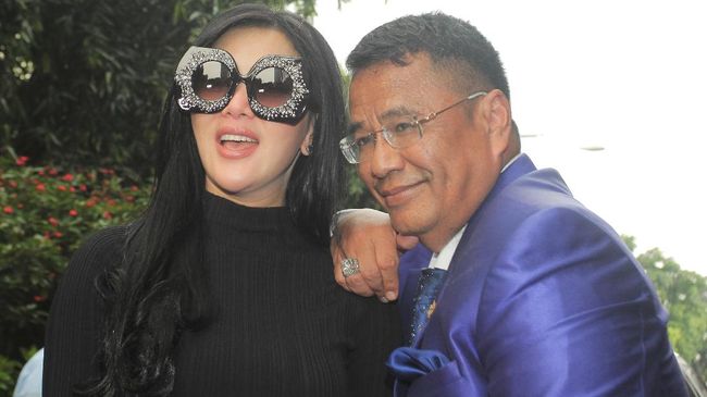 Mengulik Makna di Balik Kacamata Hitam Syahrini