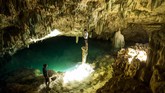 Turis menjelajah ke dalam Gua Rangko. Wisata alam berupa penjelajahan di dalam gua kini banyak diminati oleh turis yang gemar sejarah dan tantangan.